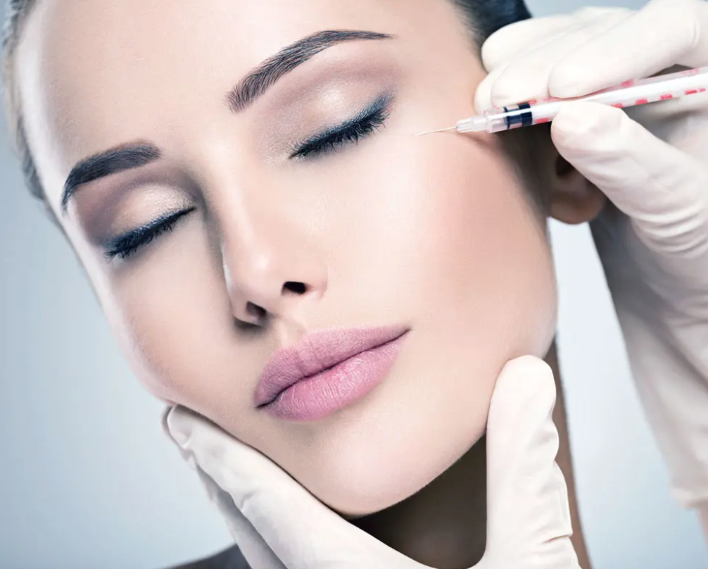 Inyecciones de vitaminas faciales en la cara