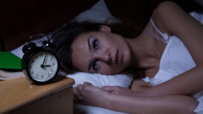 ¿Qué es la melatonina? Los usos y riesgos de los suplementos de la ‘hormona del suño’ según quienes han retirado Sanidad
