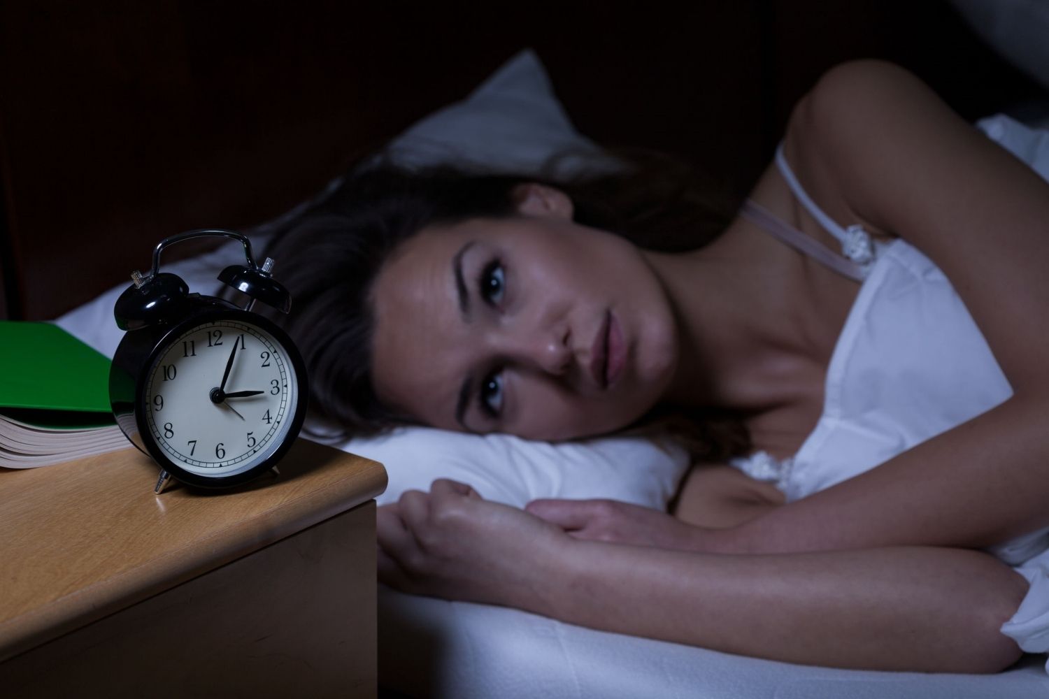 ¿Qué es la melatonina? Los usos y riesgos de los suplementos de la ‘hormona del sueño’ según quienes han retirado Sanidad